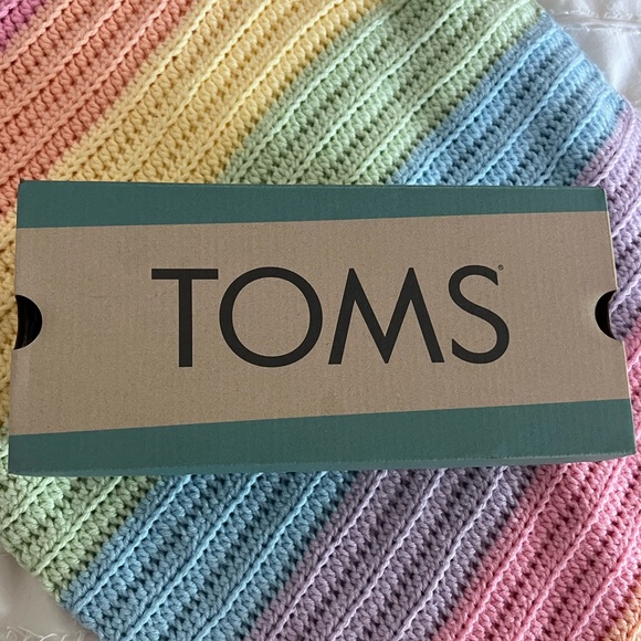 NWT PRIDE TOMS - Picture 3 of 4